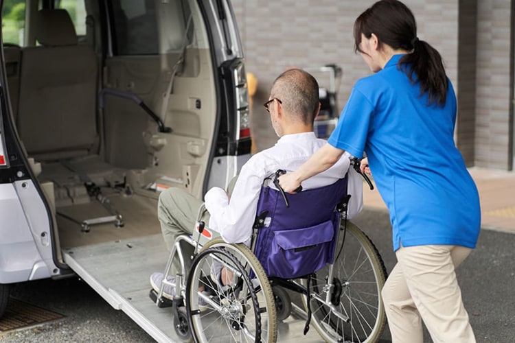 Rollstuhltaxi auf Kreta - Behinderte fahren Taxi